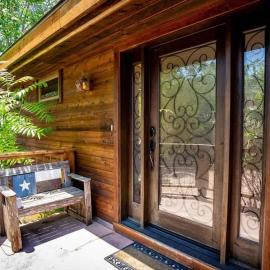 Riverfront Family Home with Game room and Water Activities, hotell i Canyon Lake