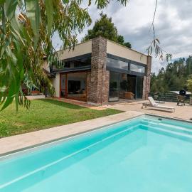 Sahara Lodge Finca de lujo para 30 huespedes Caballos árabes y naturaleza 10 min del pueblo El Retiro, ξενοδοχείο σε El Retiro
