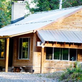 Cozy Nature Retreat Cabin with Fireplace，中途島的飯店
