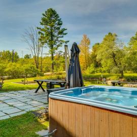Stratton Shuttle Access! Vermont Mountain Hideaway, ξενοδοχείο σε Bondville