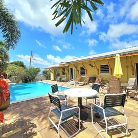 Gloria's Retreat 3Bed 4Bath AC Pool WiFi BBQ