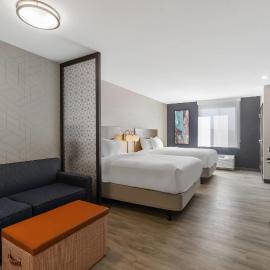 Everhome Suites Corona, מלון בקורונה