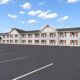 Baymont by Wyndham Marinette، فندق في Marinette