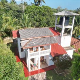 Viska Villa 2 Bedroom Home 5 min to Hiriketiya, hotel v destinácii Nilwella
