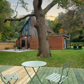 Amos Lodge Deluxe Accommodation, hotel in Busheyheath