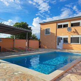 House Stari put with Pool, hotel in Novigrad Dalmatia