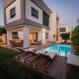 TG NEW Luxury Private Resort & SPA Villas - Heated Salty Swimming Pool, Outdoor Jacuzzi, Sauna, Exotic Garden, Hotel in Limassol