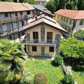 Home and garden nestled in Ameno, hotel u gradu Ameno