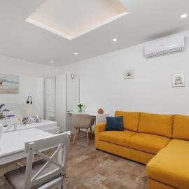 Apartments Martina Studio, hotel in Njivice