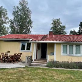 Charmig Villa bredvid sjön Örlen, hotel a Tibro