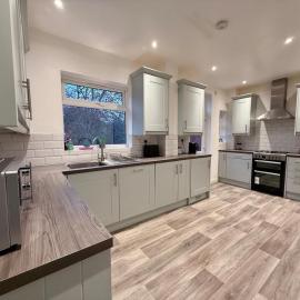 Modern 5 Bed Home, TV in each room, Free BT WiFi & Parking - 62 BW, hotel in Solihull