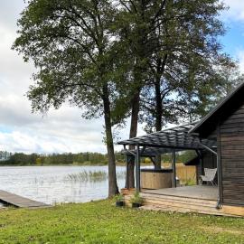 Peaceful lake retreat with sauna, Hotel in Meldžiūnai