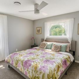 MODERN LUX 3BR HOME - King Bed - 10 mins to FT HOOD - Fenced yard - Pets ok- Family friendly -LONG or SHORT TERM, hotel in Copperas Cove