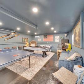 Fully Restored cottage, AMAZING game room, hot tub