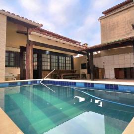 Casa com Piscina Peró