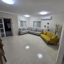 Luxury Villa in Kiryat Ata Near Haifa โรงแรมในQiryat Ata