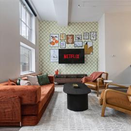 Urban Indy Retreat -Dedicated Workspace- Gym- Walk to Convention- Perfect for Family
