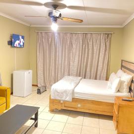 c and c guest house pretoria north, hotelli kohteessa Pretoria