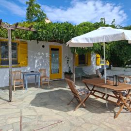 Myrto Yellow Holiday House, Hotel in Stafylos