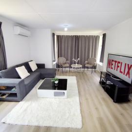 3 Bedroom and big yard, Hotel in Hamilton