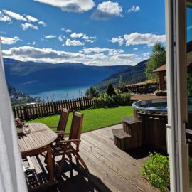 Mountain & Fjord View Apartment, hotel v destinácii Stryn
