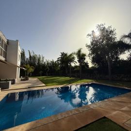 Villa 9- luxurious 5 bedrooms villa in the heart of Ambassadors, khách sạn ở Rabat