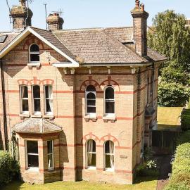 Large 2 bedroom town centre top floor flat with free parking