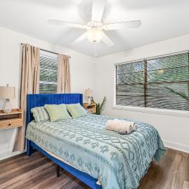 Relax & Unwind, 2 King Beds, Steps from UGA & DT