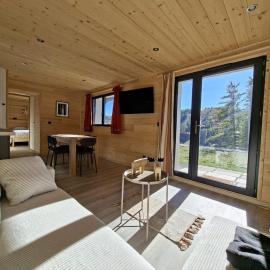 Lumineux T3 neuf face pistes - 2 chambres 6 personnes - Rez de jardin panoramique - Parking Privé, hotel din Péone