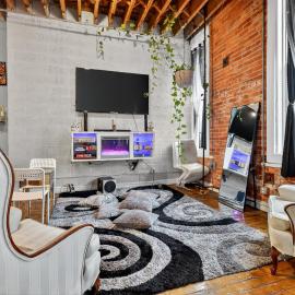 Huge 'MAN CAVE' 2 mins from Downtown Detroit apts, hotel in Detroit