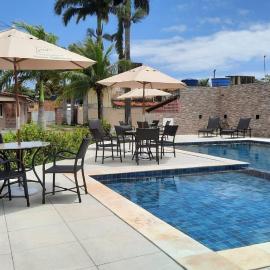 CASA no FORTE com 80 m2, 2 quartos com ar condicionado, cozinha completa, acomoda 8 pessoas, campinho, parquinho infantil, piscinas, área de lazer, estacionamento para 2 carros, WIFI, câmeras de segurança, portaria, ambiente familiar.