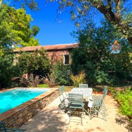 Maison en pierre rénovée avec jardin et piscine privative chauffée, Hotel in Hyères