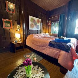 Thai Classic House Rimtalay, hotel in Ban Rong Po