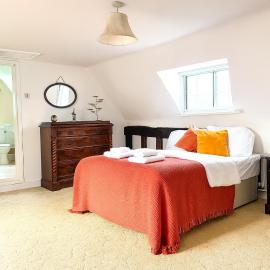 Spacious Group Accommodation with Hot Tub Near Wyboston Lakes, hotel a Wyboston
