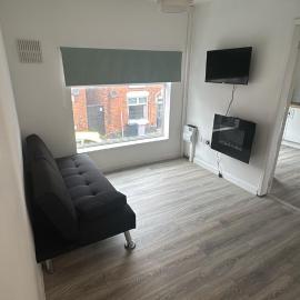 Train Station Cosy 2 Bed Apartments - Free Parking & WiFi、クルーのホテル
