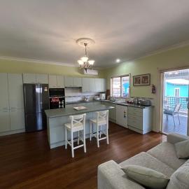 Spacious Stylish Coastal Escape, hotel in Tuncurry