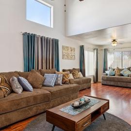 Charming 3 Bedroom Retreat with Patio Near Shopping & Dining, hotel i Chandler