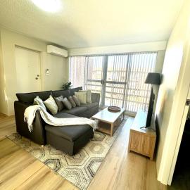 Modern Crestwood Retreat - 2BR Near Canberra City, hotel sa Queanbeyan