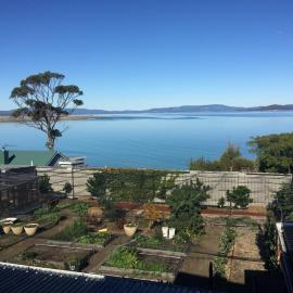 Absolute waterfront with a secret garden, hotel in Carlton