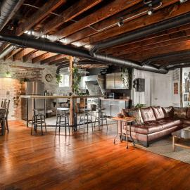 Unique 2-BDR Historic Warehouse Loft with Terrace ! ! !, hotel v destinácii Windsor