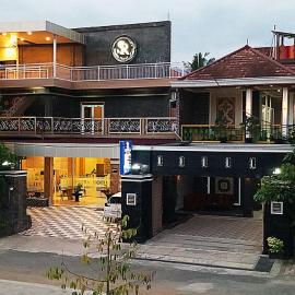 Hotel SanRa, hotell i Wonocoyo