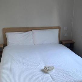 3 Bed Cabin - Sleeps 6 - Wifi Free Parking Pets โรงแรมในBurmarsh