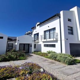6 on Third, hotel in Stompneusbaai