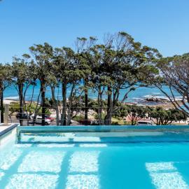 Blue Views Penthouse Beachfront Apartment with Pool, hotel u gradu Kejptaun