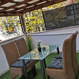 Mary Haus in Biebertal-Bieber, mit 2 App, 4 Zimmer und 8 Betten, 1 App, mit 3 Zimmer, 6 Betten, Bad, 1 App, mit 1 Zimmer, 2 Betten, Bad, mit Küche, WLAN, Parkplatz, Nähe Gießen und Wetzlar, Hotel in Gießen