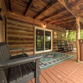 The Elk's Apple Grove, Upper Suite, Real Log Cabin, hotel in Maggie Valley