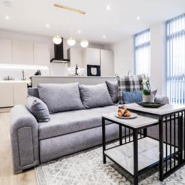 The Abbey Apartment - 1BR Apt with Dedicated Workspace, Fast Wifi & Stylish Kitchen Island & Free Secure Underground Parking, hotel in High Wycombe