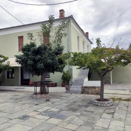 Charming Apartments in Trikeri Village, hotel in Trikeri