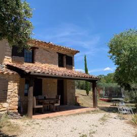Charming independent cottage with pool and chimney, hotel v destinácii Cotignac