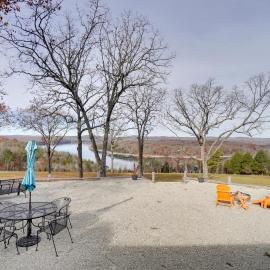 Table Rock Lake Home - Fire Pit & Lake Views!, hotel u gradu Golden